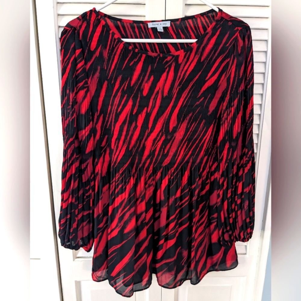 Floral & Ivy Top Womens sz M Red Black Animal Print Boho Crinkle Stretch Blouse